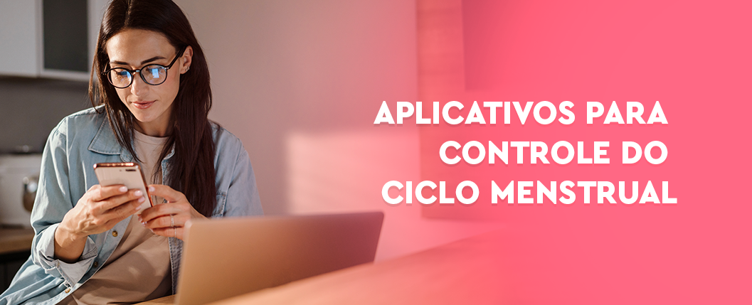 Mulher olhando no celular os melhores aplicativos para controle do ciclo menstrual